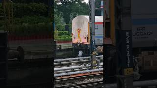 RAILWAY STAFF PREPARING KALKA SHATABDI FOR DEPARTURE FROM NEW DELHI IN RAINY WEATHER  SHUNTING LOCO [upl. by Sale]