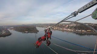 Freileitungsbau  OPGW Schlaufe ziehen  Hochspannungsleitung Linz AG [upl. by Ikiv]