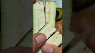 DO THIS TO AVOID DISCOLORATION ON EGGPLANTS asmrcuttingfruit eggplant pakbet videoshort shorts [upl. by Nelyaw]