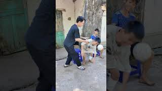 Trêu chọc cậu bé bị đau chân  Tease the boy with sore feet shorts [upl. by Zerep902]