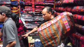 Trajes típicos en el Mercado de Chichicastenango Guatemala [upl. by Joete641]