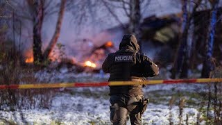 Ermittlungen eingeleitet Polizei untersucht Flugzeugabsturz in Litauen [upl. by Enirual]