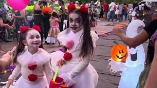 Halloween in the zocalo La Crucecita Mexico 👻 Little Monsters on Rollar Skates 🎃 Huatulco Oaxaca [upl. by Karlik945]