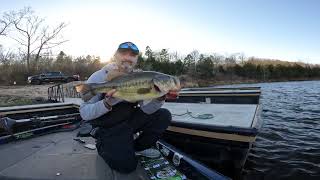 December bass fishing w8lb kicker [upl. by Akceber]