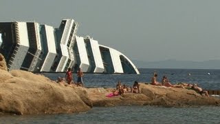 Italie Le naufrage du Costa Concordia attraction touristique [upl. by Wenz355]