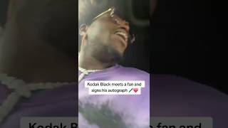 Kodak Black shows major love signing autographs for fans on the spot 🙌🎤 KodakBlack FanLove [upl. by Leidba]