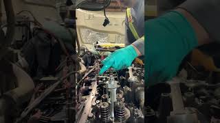 Injector cup removal Mack mp8 common rail engine mechaniclife canadalife [upl. by Ronnie681]