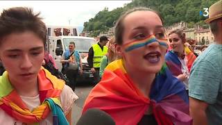 Grenoble  4000 personnes défilent pour la marche des fiertés [upl. by Ajram]