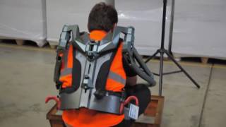 Manutention de bacs lourds au sol avec un exosquelette [upl. by Eivets]