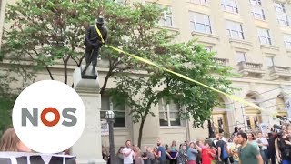 SLAVERNIJVERLEDEN Demonstranten vernielen fout standbeeld in VS [upl. by Soelch]