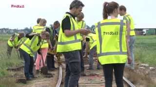 ProRail trainees vervangen dwarsliggers museumlijn HoornMedemblik [upl. by Hy]