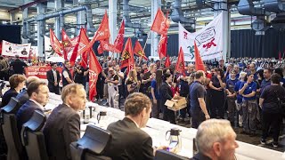 Germania lavoratori Volkswagen in protesta scontro tra dirigenza e sindacati [upl. by Ettenav]