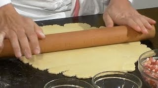 Abaisser une pâte  Techniques de base en cuisine [upl. by Reggie40]