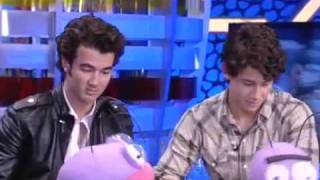 Jonas Brothers cantando en español  speak spanish  Volando Voy Volando Vengo en El hormiguero [upl. by Etselec]