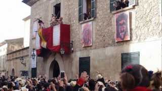 Sortida dels dimonis i Sant Antoni al balcó de lajuntament de Manacor [upl. by Adaha842]