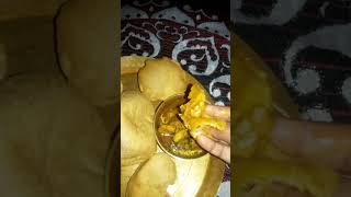 luchi ar dhone pata diye chicken er lal lal jhol 😋raate darun khawa holodinner youtubeshortsviral [upl. by Sidalg]