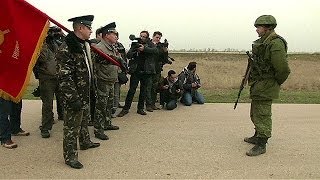 Un acalorado intercambio verbal entre soldados rusos y ucranianos en Crimea [upl. by Witkin]