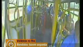 RJ câmera flagra assassinato de cobrador de ônibus [upl. by Joashus]