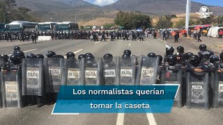 Se enfrentan normalistas de Ayotzinapa y policías en la Autopista del Sol [upl. by Aleiram]