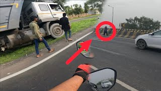 Kaka ke bridge per unexpected moment 😄 Khadi mein truck ne kya kiya 🚚 motovlog bikerider rider [upl. by Asnarepse]